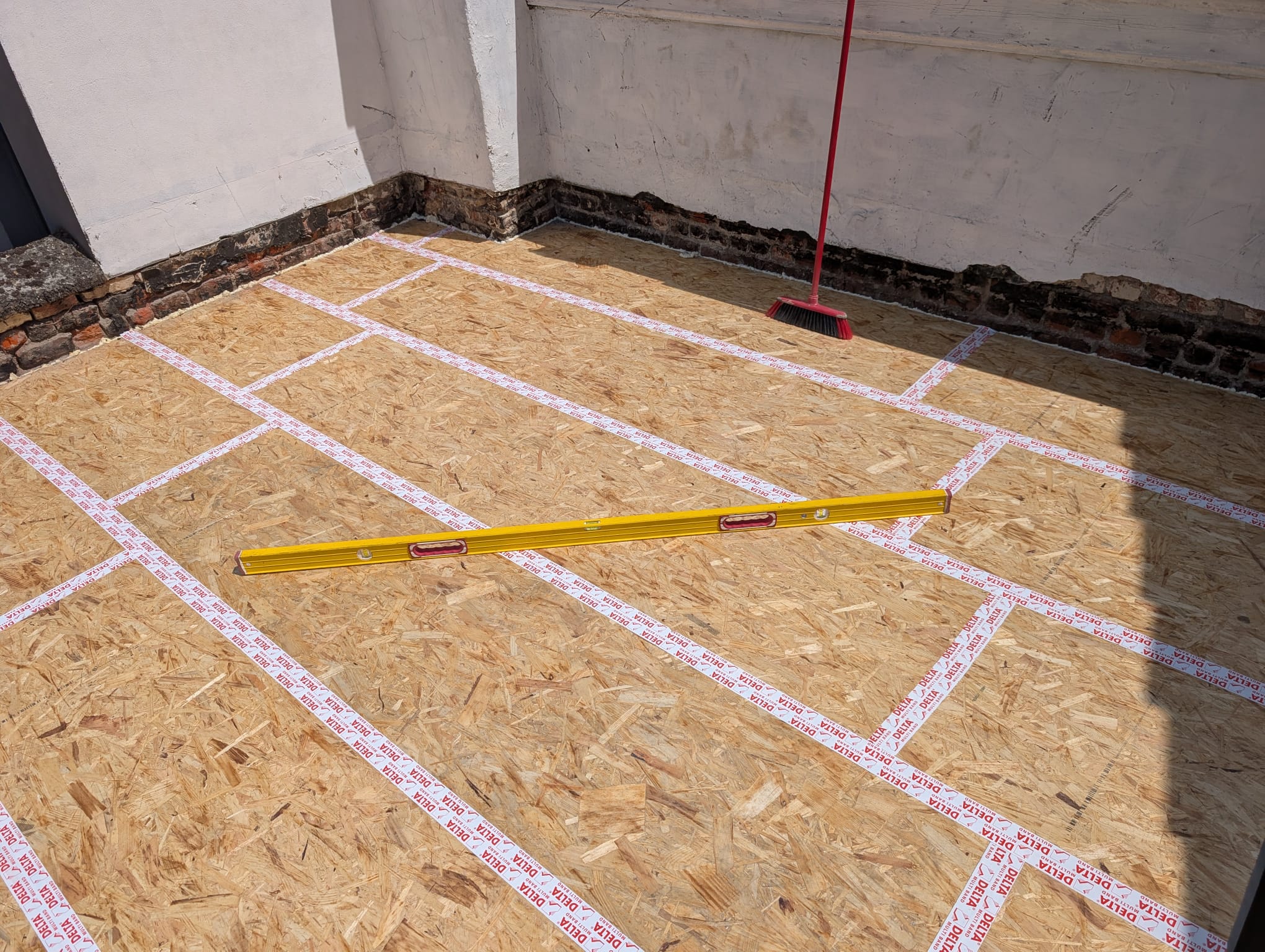 Installation de panneaux OSB sur toiture avant la pose de la membrane EPDM